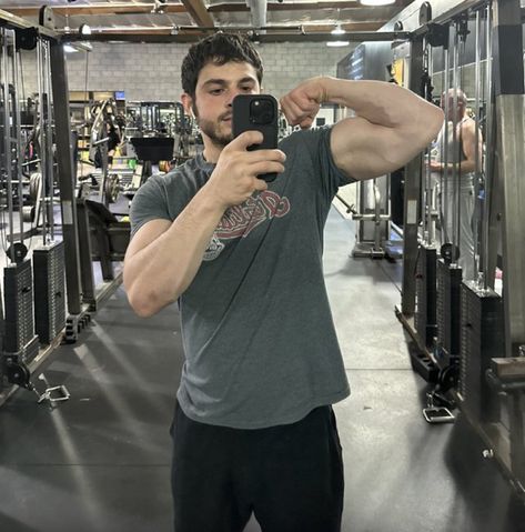 Bicep Flexing Men, Zack Tinker, Himbo Men, Guy Flexing, Himbo Aesthetic, Himbo Core, Zach Tinker, Latino Men, Men Photography