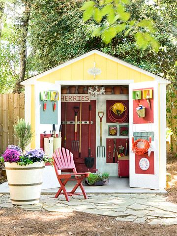 small building for the back yard Shed Organisation, Small Shed, Painted Shed, Shed Organization, Patio Pergola, Backyard Sheds, Backyard Shed, Outdoor Sheds, Potting Sheds