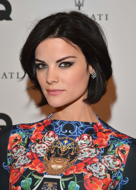 I love the mystery and drama of this cat eye. It's dark but not over the top, very wearable Celebrity Short Haircuts, Jamie Alexander, Edgy Short Haircuts, Medium Haircut, Haircut Styles For Women, Short Haircut Styles, Jaimie Alexander, Cat Woman, Smoky Eyes