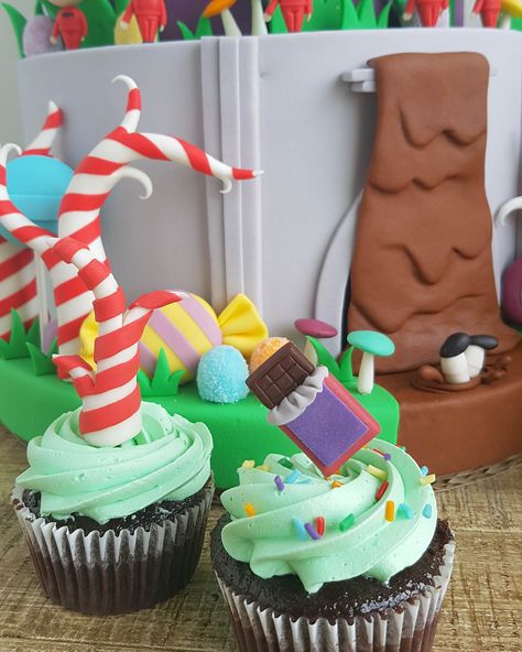 Willy Wonka Cupcakes, Magic Desserts, Wonka Cake, Willy Wonka Halloween, Chocolate River, Chocolate Factory Party, Charlie Chocolate Factory, Wonka Chocolate Factory, Willy Wonka Party