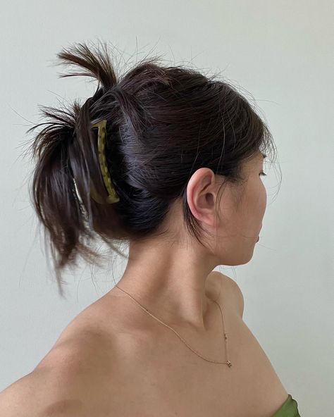 cute asian clean girl look with green claw clip hair bun Claw Clip Hair Aesthetic, Messy Claw Clip Hairstyles, Claw Clips Aesthetic, Messy Claw Clip, Asian Hairstyles Women, Claw Clip Aesthetic, Claw Clip Messy, Countryside Picnic, Trip Moodboard