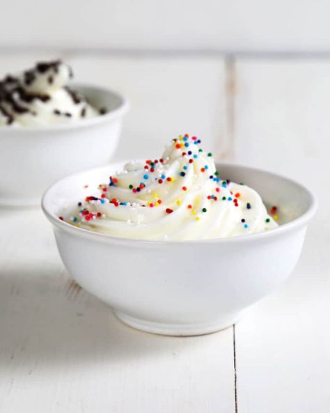 Make no churn frozen yogurt at home without an ice cream machine—and with just a few basic ingredients like Greek yogurt, sugar and water. Homemade Frozen Yogurt Recipes, Greek Yogurt Ice Cream, Gluten Free On A Shoestring, Homemade Frozen Yogurt, Frozen Greek Yogurt, Trim Healthy Recipes, Frozen Yogurt Recipes, Yogurt Ice Cream, Yummy Ice Cream