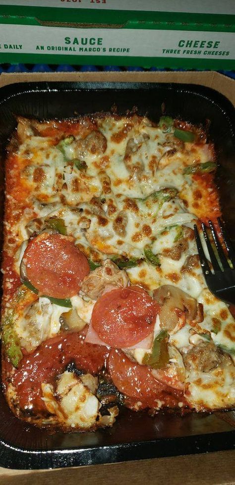 Keto Homemade Recipes Pizza In A Bowl, Dinner Pizza, Pizza Bowl, Free Keto Meal Plan, Keto Pizza, Pizza Flavors, How To Cook Mushrooms, Low Carb Diet Recipes, Bowl Recipe