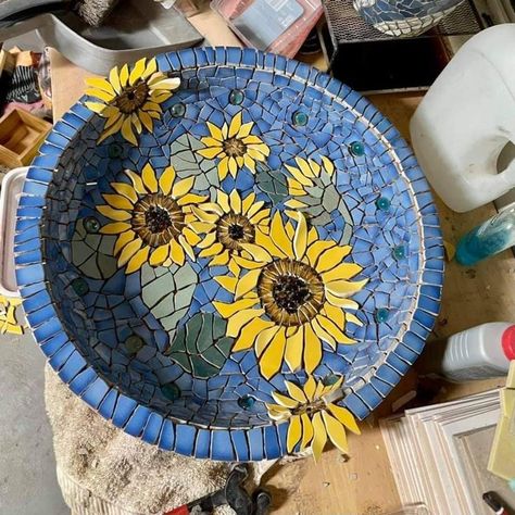 Round Mosaic Trays, Mosaic Tile Bird Bath, Mosaic Wood Table, Mosaic Projects Easy, Small Mosaic Ideas, Mosaic Projects Ideas, Simple Mosaic Art, Mosaic Diy Beginner, Garden Mosaic Projects