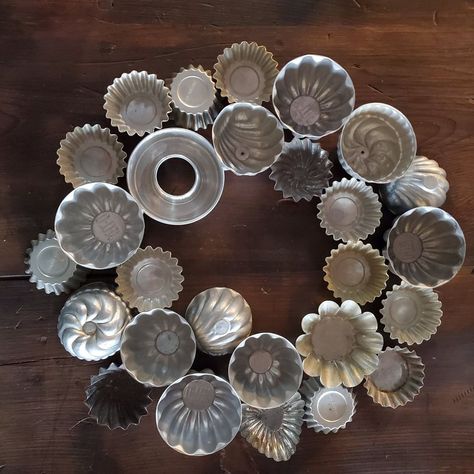 Tart Tins, Tin Collection, Book Page Wreath, Holiday Wreaths Diy, Easy Diy Wreaths, Dollar Store Hacks, Jello Molds, Pretty Wreath, Wreath Diy