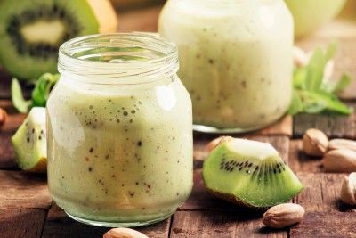 Mousse de kiwi : Une mousse de kiwis vitaminée pour finir un repas sur une note gourmande et légère ou à déguster à un cocktail dînatoire. Papaya Drink, Lavender Smoothie, Kiwi Banana Smoothie, Smoothie Banane, Grapefruit Smoothie, Guacamole Ingredients, Banana Apple Smoothie, Low Calorie Fruits, Green Tea Smoothie