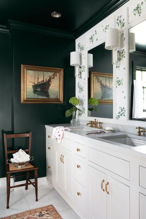 The Best Ceiling Paints Give These 5 Interiors an Unexpected Focal Point Best Ceiling Paint, Lavender Interior, Dark Green Bathrooms, Bathroom Ceiling, Green Paint Colors, Green Bathroom, Painted Ceiling, Painting Bathroom, Green Paint