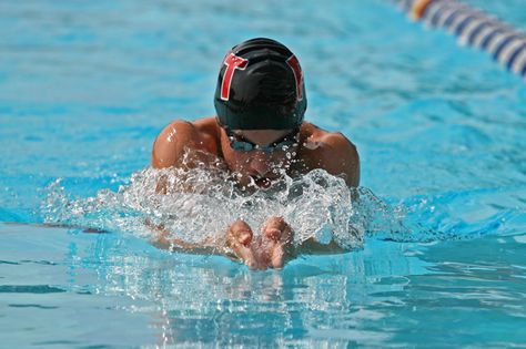 How to Video: Swimming- Breast Stroke Swimming Breaststroke, Breaststroke Swimming, Swim Art, Swimming Videos, Swimming Photography, Swimming Strokes, Olympic Swimming, Sink Or Swim, Events Activities