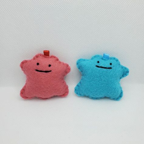 Felt Plush, Keychain or hanging decoration, comes in original and shiny form , more colors to come ! Etsy: VivisGiftShop Kawaii Felt Pattern, Felt Keychain Ideas, Felt Keychain Diy, Abc Embroidery, Kawaii Felt, Felt Plushie, Felt Plush, Felt Keychain, Keychain Plush