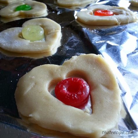 Simple sugar cookies with a cut out filled with melted hard candies to form a stained glass window. Two treats in one. Easy to adapt for any occasion: holiday cookies | christmas cookies | easter cookies | wedding cookies | 4th of july cookies | olympics cookies | bridal shower cookies Stained Glass Cookies Christmas, Holiday Cookie Exchange Recipes, Glass Window Cookies, Cinnamon Apple Cheesecake, Cookies 4th Of July, Simple Sugar Cookies, Window Cookies, Glass Cookies, 4th Of July Cookies