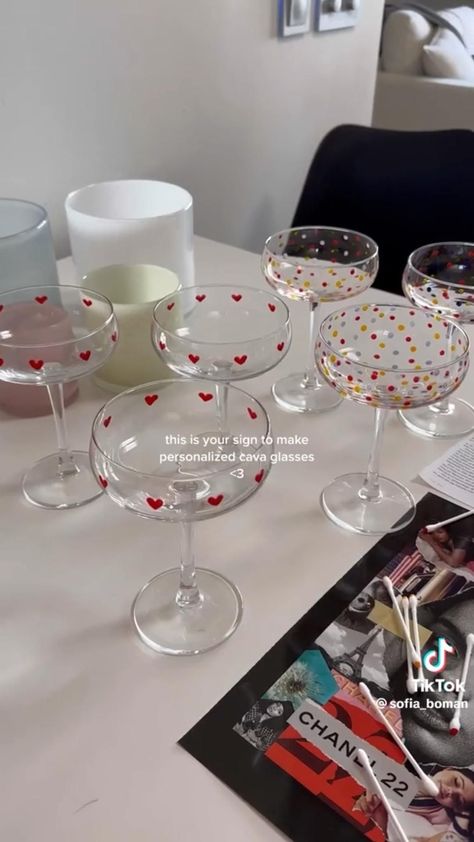 Paint And Drink, Wine Glass Designs, Painted Glass Vases, Cute Birthday Ideas, Apartment Art, Keramik Design, Painted Cups, Balloon Gift, Diy Cups