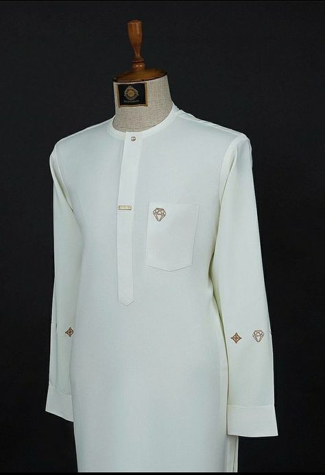 White Caftan For Men, Men Senator Designs, Senator Designs, Caftan For Men, Men Senator, White Caftan, Costume Africain, Dress Room, Gents Kurta Design