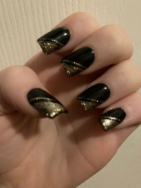 Homecoming acrylic nail art -credit to Pro Nails & Spa in Tampa, FL- Nails Acrylic Gold And Black, Black And Gold Nails Design Classy, Black And Gold Nails Short, Black And Gold Nails, Gold Gel Nails, New Years Nail, Black Gold Nails, Pro Nails, Hoco Nails