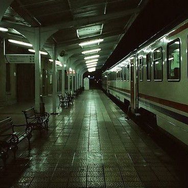 Rundown City Aesthetic, Metro Painting, Subway Station Aesthetic, Liminal Core, Acnh Maps, Scenery Reference, Abandoned Subway, Dark Setting, Delta Green