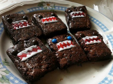 Domo brownies Domo Kun, Cute Baking, Think Food, Cute Desserts, Baking Ideas, Pretty Cakes, Cute Cakes, Sweet Snacks, Pretty Food