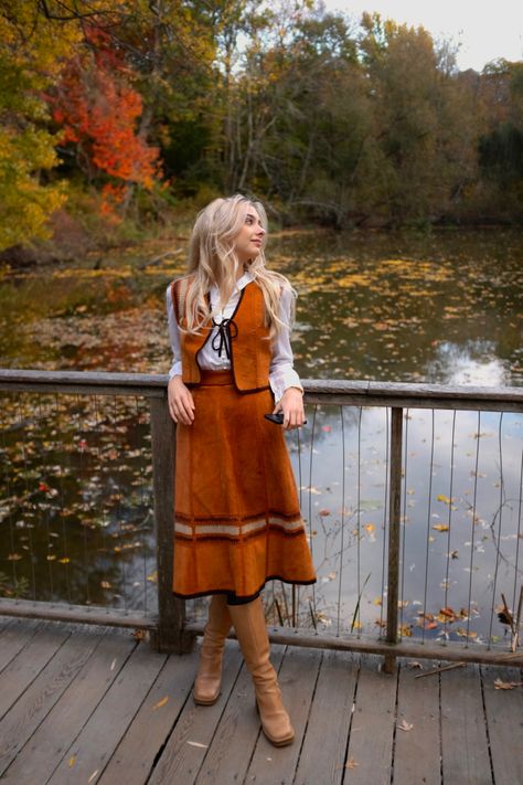 brown suede two piece matching skirt and vest set, Farrah Fawcett hair blow out, prairie western outfit Western Prairie Outfit, Prairie Style Outfits, 70s Vest Outfits For Women, Orange Western Outfit, 70s Prairie Style, 70s Outfits Winter, Brown Suede Skirt Outfit, Western Vest Outfit, 70s Winter Outfits