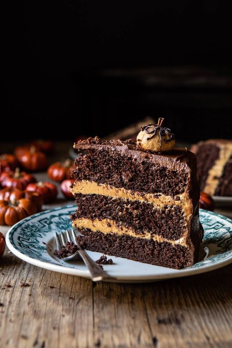 This Pumpkin Patch Chocolate Peanut Butter Cake is the perfect cake for all your fall parties, game-day tailgating, and everything in between! Chocolate Peanut Butter Cake, Sweet Corner, Thanksgiving Desserts Easy, Peanut Butter Pumpkin, Chocolate Festival, Torte Cupcake, Leftover Cake, Peanut Butter Cake, Peanut Butter Frosting