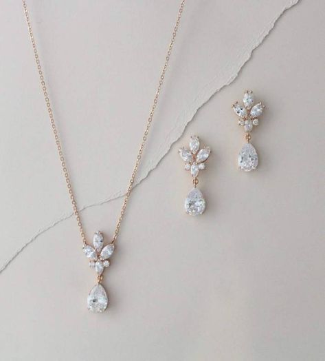 Pandant Earring Set Diamond, Rose Gold Wedding Jewelry Bride, Bridal Jewelry Ideas, Rose Gold Bridal Earrings, Wedding Necklace Set, Diamond Pendants Designs, Bracelet Rose Gold, Gold Bridal Earrings, Rose Gold Crystal