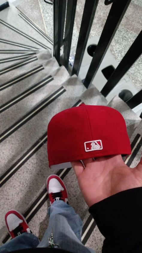 Cap 59fifty yankees in red ♥️ New Yankees Cap Outfit, Yankees Hat Aesthetic, 59fifty Outfit, Ny Cap Outfit, Yankees Cap Outfit, New York Yankees Outfit, Yankees Outfit, New Era Yankees, New York Cap