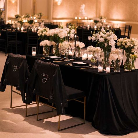 25 Art Deco Wedding Ideas for a Jazz Age–Inspired Celebration Cocktail Table Decor, Black Wedding Decorations, Black And White Wedding Theme, Old Hollywood Wedding, Glamorous Decor, Black Tablecloth, Luxury Wedding Decor, Hollywood Wedding, White Table Cloth