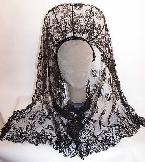 Vintage Spanish Black Chantilly Lace Mantilla Spanish Veil, Antique Veil, Comb Headband, Spanish Costume, Lace Mantilla Veil, Lace Mantilla, Tulle Cape, Spanish Dress, Mantilla Veil