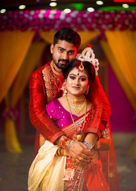 Bengali Wedding Photography Poses, Bengali Reception Couple Shoot, Bengali Wedding Couple Poses, Capel Photo, Bengali Wedding Couple, Duet Photo, Indian Wedding Pictures, Bride Groom Photoshoot, Durga Picture