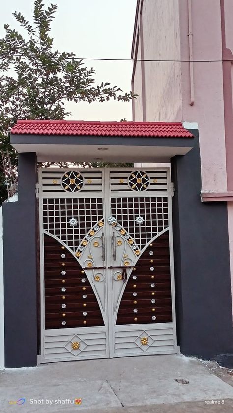 Front Door Iron Gate, Metal Gates Design Modern, Main Grill Gate Design, Modern Iron Gate Designs, Latest Gate Design, Gate Design Modern, Metal Gates Design, Modern Window Grill, Window Grill Design Modern