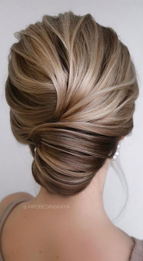 44 Messy updo hairstyles – The most romantic updo to get an elegant look Sleek Chignon, Glam Updo, Romantic Wedding Hairstyles, Chignon Hairstyle, Romantic Updos, Fizzy Hair, Updo Prom, Lob Hair, Formal Hairstyles Updo