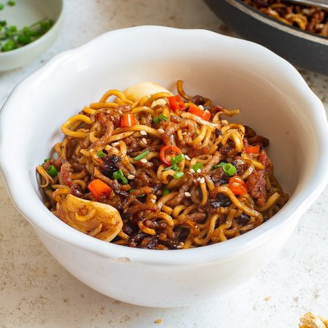 Pan Fried Noodles, Garlic Beef, Beef Noodles, Wheat Noodles, Salad Sauce, Tender Beef, Beef And Noodles, Vegetarian Options, Noodle Recipes