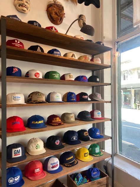 Hat Display Ideas Wall Retail, Cap Display Ideas, Mens Wear Shop Interior Design, Hat Wall Display, Hat Rack Ideas, Mens Wear Shop, Baseball Caps Storage, Diy Hat Rack, Gaming Bedroom