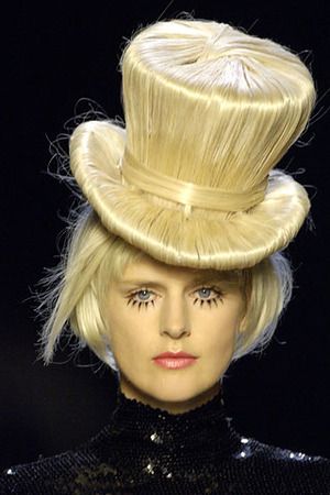 Jean Paul Gaultier’s Fall 2006 collection.  The hats were made of hair. Competition Hair, Avant Garde Hair, Couture Hairstyles, Hair Hat, Couture Hats, Tumblr Hair, Editorial Hair, Fantasy Hair, Hair Shows