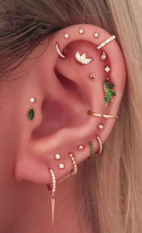 Lobe Piercings Ideas, Ear Piercing Lobe, Stacked Ear Piercings, Aesthetic Piercings, Stacked Lobe, Piercing Lobe, Unique Ear Piercings, Piercings Ideas, Dazzling Jewelry