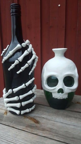 Porta Halloween, Diy Skeleton, Fun Diy Halloween Decorations, Halloween Decorations Ideas, Uhyggelig Halloween, Halloween Bottles, Diy Halloween Decor, Adornos Halloween, A Skull