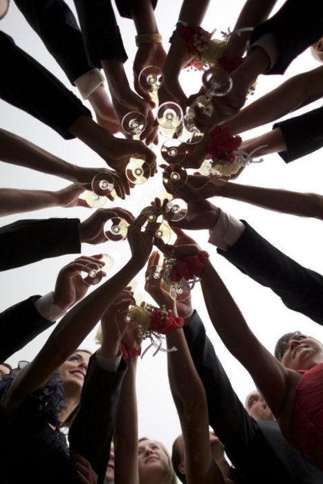 cheers Wedding Photography Poses Family, Creative Wedding Photo, Photography Poses Family, Foto Tips, Bridal Party Photos, Wedding Party Photos, Salou, Group Of People, Bridesmaids And Groomsmen