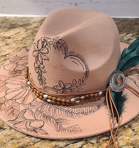 Custom Cowboy Hats Women, Burnt Hat Design Ideas, Pyrography Hats, Felt Hat Burning Designs, Custom Hat Ideas, Hat Burning Ideas, Hat Branding, Burning Hats, Felt Cowgirl Hat