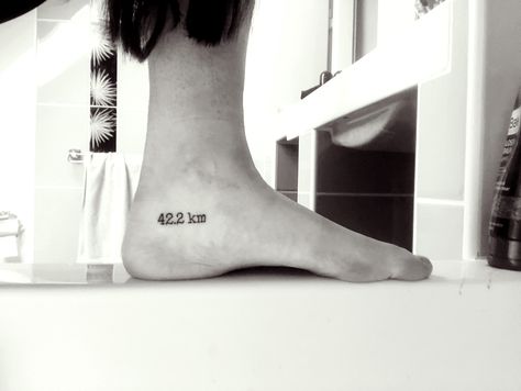 26.2 Tattoo Marathon, Laufen Tattoo, Marathon Tattoo Ideas For Women, Runners Tattoo Ideas Running, Running Tattoo Ideas, Marathon Tattoo Ideas, Marathon Motivation Quotes, Half Marathon Tattoo, Marathon Pace Chart