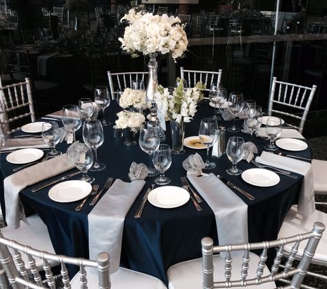 Wedding Reception Guest Table, Flower Centerpieces, Navy Blue, Silver, White Navy And Gold Decor, Gold Decor Ideas, Silver Wedding Reception, Navy Blue Wedding Theme, Silver Wedding Theme, Blue Silver Weddings, Quince Stuff, Blue Table Settings, Silver Party Decorations