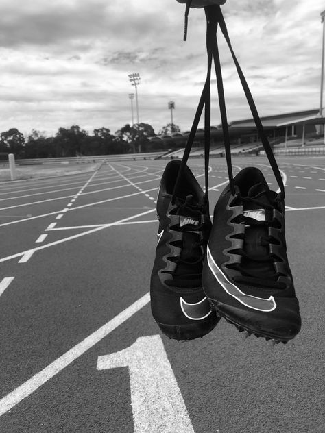 Track Asthetic Wallpaper, Black Track Aesthetic, Athletic Track Aesthetic, Student Athlete Aesthetic, High School Track And Field Aesthetic, Athletics Track Aesthetic Long Jump, Track Senior Pictures, Marathon Posters, Track Runners