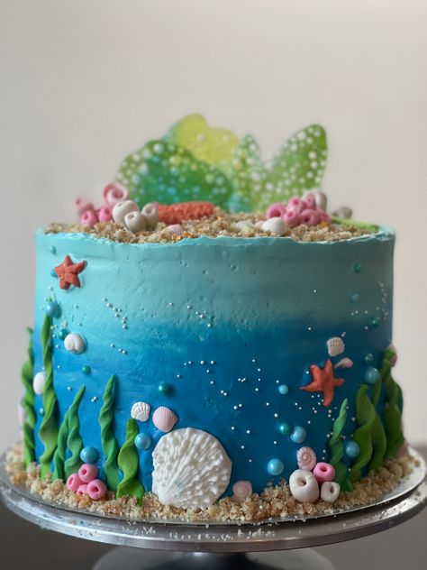 Under The Sea Cake And Cupcakes, Under The Water Cake, Underwater Theme Birthday Cake, Aquarium Cake Ideas, Underwater Themed Cake, Beach Birthday Cake Kids, Ocean Theme Cake Kids, Easy Under The Sea Cake, Sea Life Birthday Cake