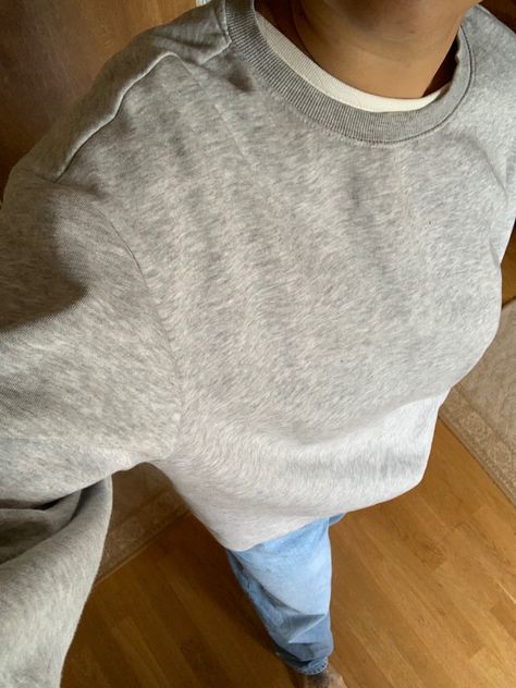 Grey Sweatshirt Aesthetic, Light Grey Sweater Outfit, Grey Sweatshirt Outfit, Gray Sweatshirt Outfit, Minimalistic Outfits, Sweatshirt Aesthetic, Aesthetic Cozy, Gray Aesthetic, Grey Crewneck