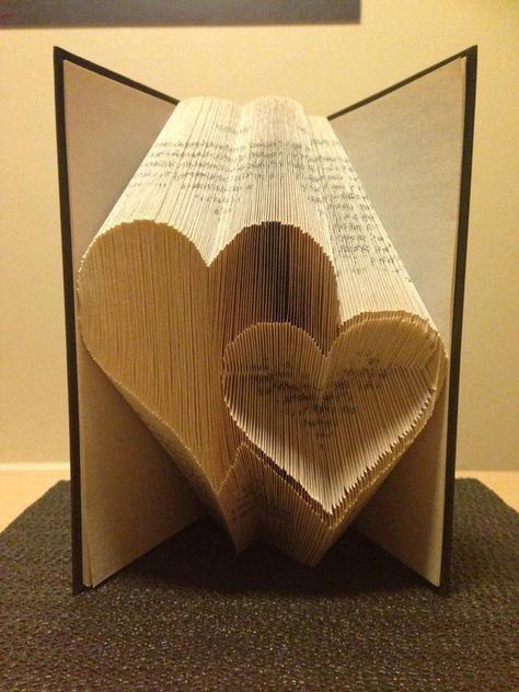 Book Folding Patterns Free, Old Book Crafts, Folding Origami, Book Page Crafts, 2 Hearts, Book Folding Patterns, Folded Book Art, Book Sculpture, Pattern Pictures