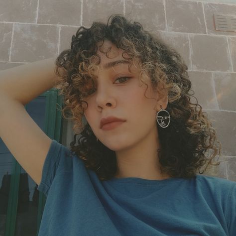 Side Parted Bangs, Curly Bangstyle Hair, Bangstyle Hair, Side Part Bangs, Hair Side Part, Haircut Inspo, Parted Bangs, Curly Bangs, Bangs Curly