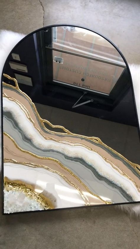 Marble And Gold Decor, Geode Mirror Diy, Epoxy On Mirror, Resin Mirror Diy, Diy Resin Geode Wall Art, Geode Dresser, Resin Home Decor Ideas, Resin On Mirror, Mirror Resin Art