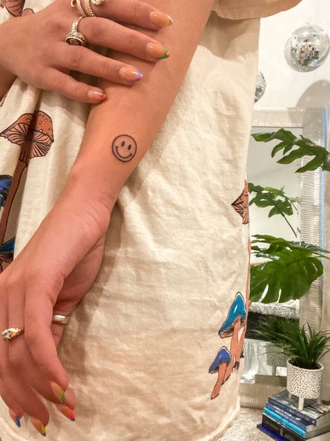 Smiley Face Tattoo On Hand, Smiley Face Tattoo Ideas, Small Matching Tattoos For Siblings, Smiley Tattoo Design, Small Food Tattoos, Small Smiley Face Tattoo, 70s Tattoo Ideas, Smile Face Tattoo, Over The Knee Tattoo