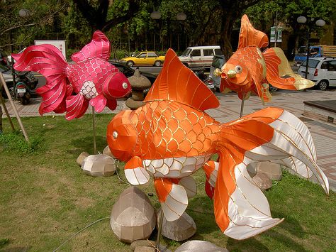 goldfish lanterns by birchloki, via Flickr Fish Sculptures, Fish Lanterns, Goldfish Art, Costume Carnaval, Paper Fish, Lantern Ideas, Folding Origami, Paper Mache Sculpture, Paper Mache Art