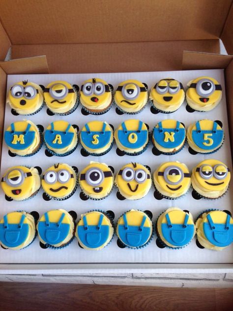 Minion cupcakes Despicable Me Cupcakes, Minions Cupcakes, Minion Cupcake, Minions Birthday Theme, Despicable Me Party, Minion Birthday Cake, Minions Birthday, Minions Party, Pull Apart Cupcake Cake