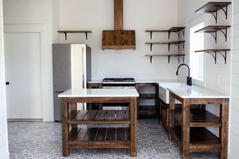 rustic farmhouse kitchen Farmhouse Range Hood, Farmhouse Range, Vintage Farmhouse Sink, Open Kitchen Cabinets, Unfitted Kitchen, Barn Remodel, Barn Kitchen, Cottagecore Home, Freestanding Kitchen