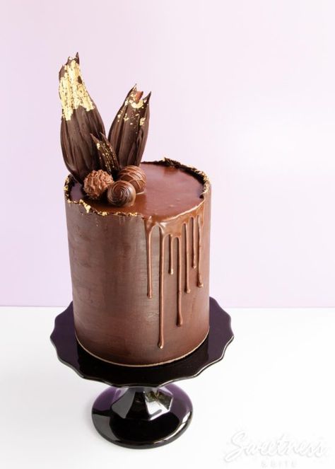 Rough edge ganache drip cake tutorial Chocolate Mud Cake Decorating, Chocolate Shards Cake Decoration, Decorate Chocolate Cake Ideas, Decorate Chocolate Cake, Chocolate Ganache Cakes, Gold Chocolate Cake, Decorated Chocolate Cake, Ganache Drip Cake, Chocolate Cake Decorated