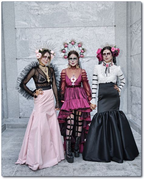 Sarinana Sisters - Dia de  Los Muertos - Hollywood  Forever Day Of Dead Costume, Catrina Costume, Mexican Halloween, Halloween Costumes Makeup, Mode Boho, Up Costumes, Halloween Inspo, Fantasias Halloween, Halloween Make Up