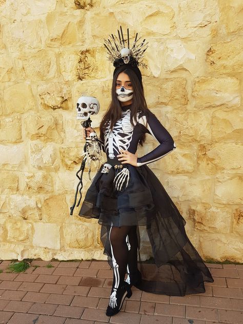 Halloween costumes Skeleton Costume Diy, Skeleton Costume Women, Crazy Halloween Makeup, Catrina Costume, Family Themed Halloween Costumes, Themed Halloween Costumes, Fun Office, Spooky Party, Skeleton Costume